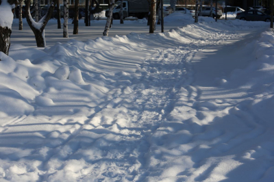 Прохожие вытащили школьницу из открытого люка в Астане