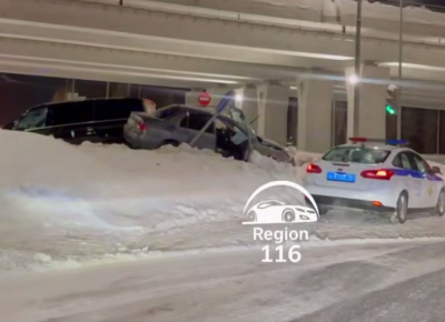В Казани два авто вылетели в сугроб в результате аварии - видео 14/02/2026 &ndash; Новости