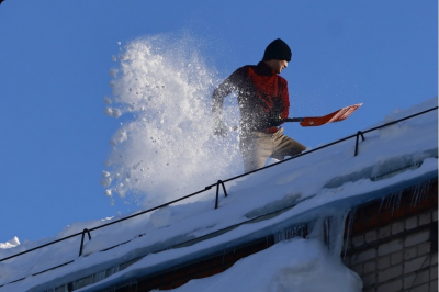 Минниханов поручил усилить контроль за уборкой снега с крыш после обрушений