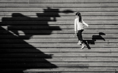 Девочка сломала позвоночник при падении в банке Талдыкоргана