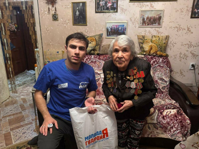 Активисты &laquo;МГЕР&raquo; навестили 96-летнюю блокадницу в Нижнекамске