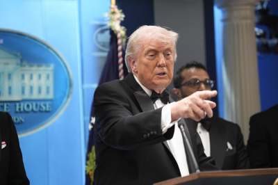 Трампа эвакуировали с&nbsp;торжественного ужина в&nbsp;Вашингтоне после стрельбы: главное