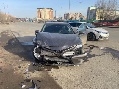 Машина скорой помощи с беременной пациенткой опрокинулась на бок в ДТП в Актобе