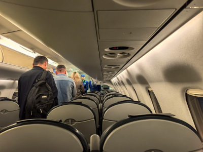 Вернувшиеся из ОАЭ россияне рассказали о сиренах и долгом пути домой