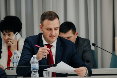 «В экстренных случаях работаем и днем» – Черкашин о ремонте аварийных ям в Челнах