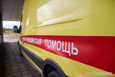 В Менделеевске женщина сорвалась с крыши во время уборки снега