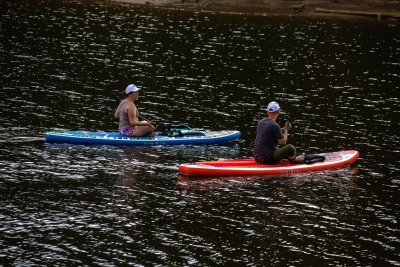 Челябинцы в мороз устроили прогулку на сапах по реке Миасс