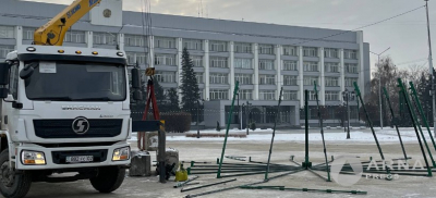 Главную городскую елку начали устанавливать в Семее