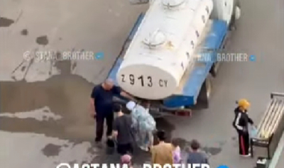 Астанчанам с ведрами приходится стоять в очередях за водой