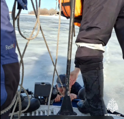Спасатели пришли на помощь провалившемуся под лед в Чистополе мужчине