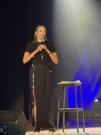 Вика Складчикова на выступлении в Челнах призналась, что развелась с мужем