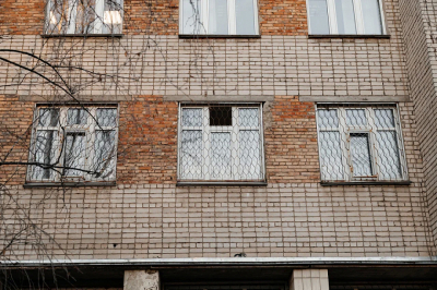 В Нижнекамске начали восстанавливать дом, пострадавший при атаке БПЛА