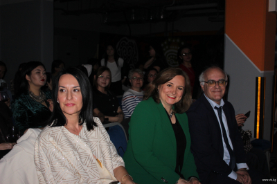 Необычный показ мод в Бишкеке: на подиум вышли семьи дипломатов