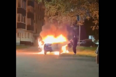 На видео сняли машину, полыхавшую во дворе жилого дома в Нижнекамске