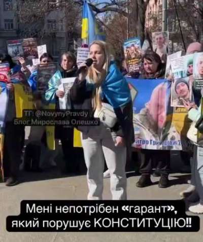 &laquo;Ты обещал стать на колени за каждого, а теперь прячешься за спинами погибших&raquo;: Вдовы требуют от Зеленского выйти и ответить за закон, который оставит их детей без копейки