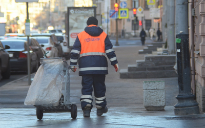 Улицы Челябинска убирают более 200 спецмашин