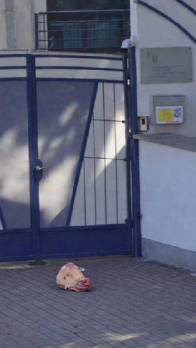 От слов к делу: после заявлений Зеленского об &laquo;адресе для ВСУ&raquo; неизвестные осквернили посольство Украины в Венгрии