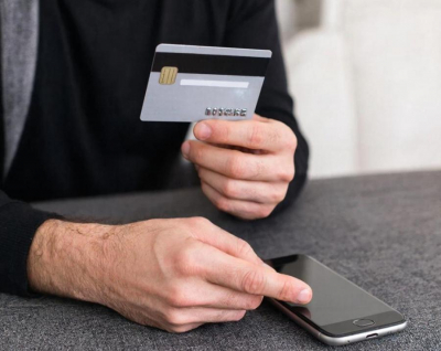 С мая вводится новое правило снятия наличных с банковских карт