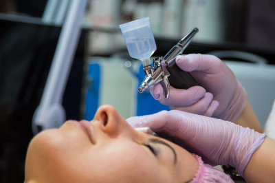 Эстетист Ломанова рассказала, можно ли стать косметологом без образования