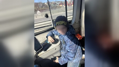 Неравнодушный водитель трамвая в Казани помог потерявшемуся малышу 16/04/2026 &ndash; Новости