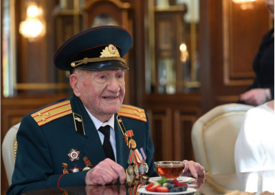 Метшин пожелал 100-летнему ветерану войны Алексею Комлеву здоровья