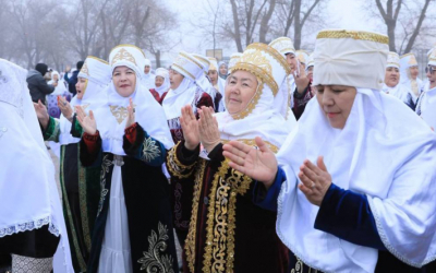 100 бабушек и 100 невесток прошлись по улицам Актобе