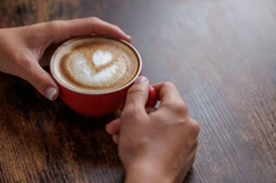 Биохимик рассказала, как вечерний кофе ворует красоту и молодость