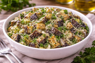 Такой салат из баклажанов можно есть тоннами: нужен лук и майонез &mdash; запекаю брусками и получается невероятно вкусно